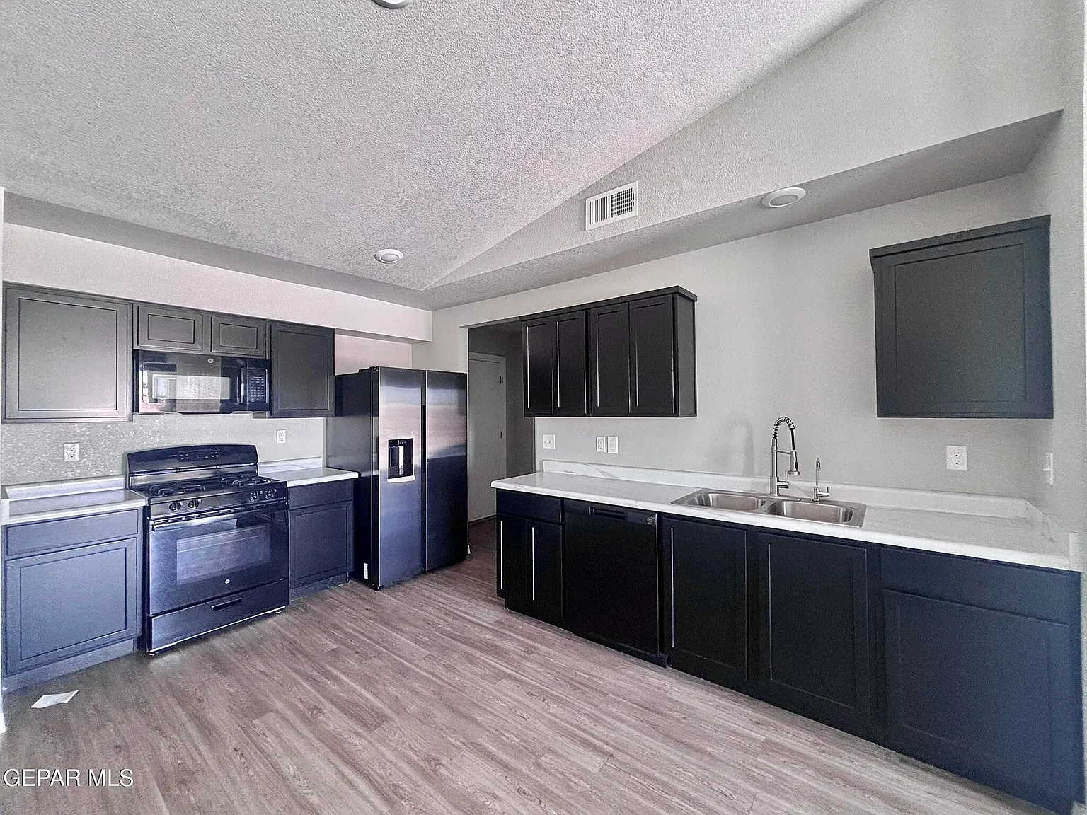 3 bed, 2.0 bath, 1144 sqft, $1,650 — Photo 2