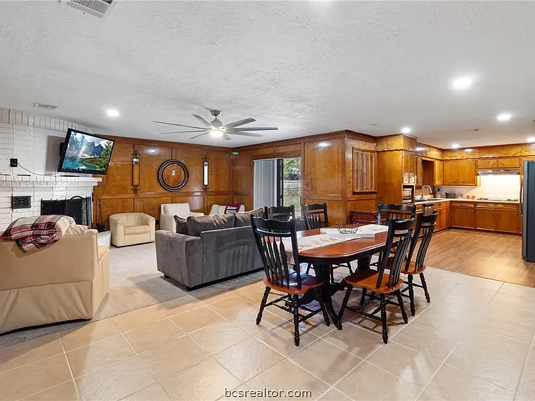 1105 Holleman Dr — Photo 6