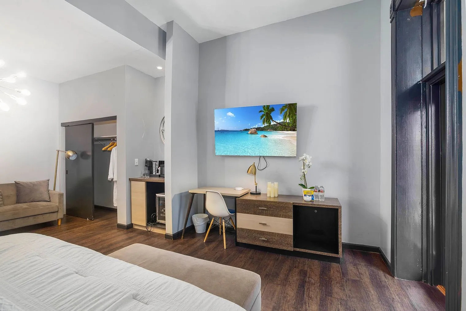 1 bed, 1.0 bath, 269 sqft, $3,987 — Photo 4