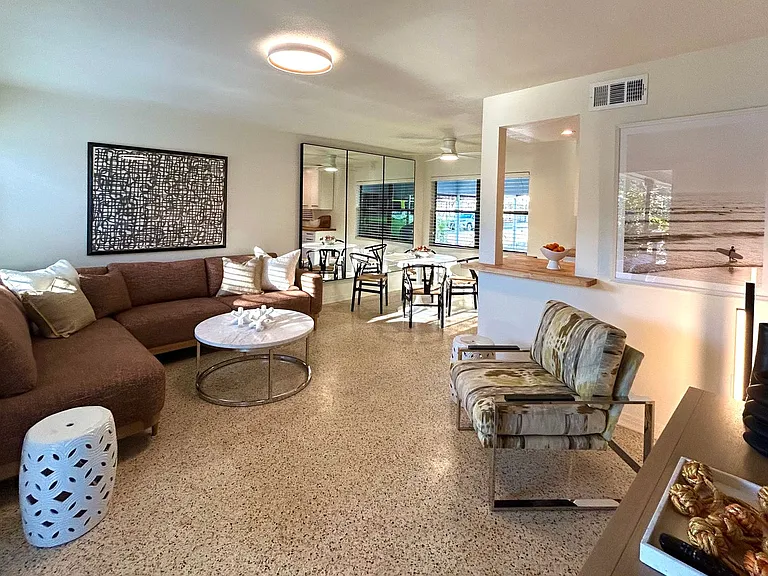 201 Columbia Dr — Photo 2