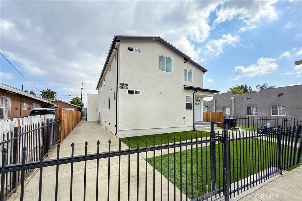 18 bed, 5716 sqft, $21,600 — Photo 3