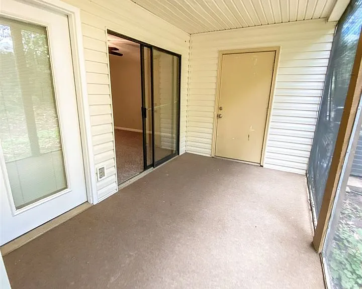 1104 Green Tree Ct #E — Photo 4