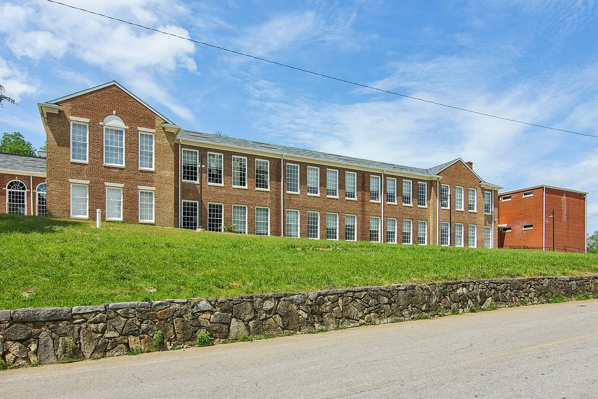 Building Photo - 1105 Academy Cir