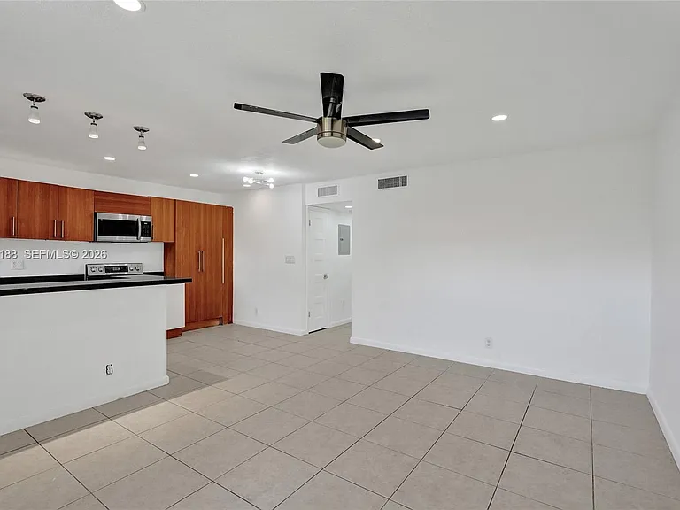 3050 NE 5th Ter #13 — Photo 6