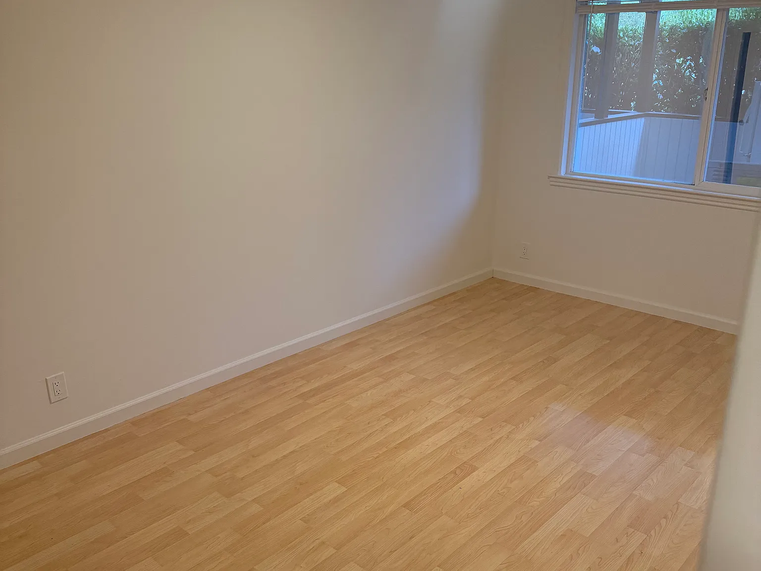 301 Laurel Way — Photo 4