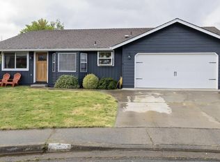 2712 Salmon Cir, Grants Pass, OR 97527