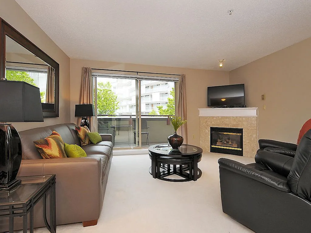 2 bed, 1040 sqft, $3,700 — Photo 2