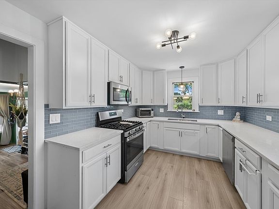 3rd image of 5710 W Hawthorne Ave