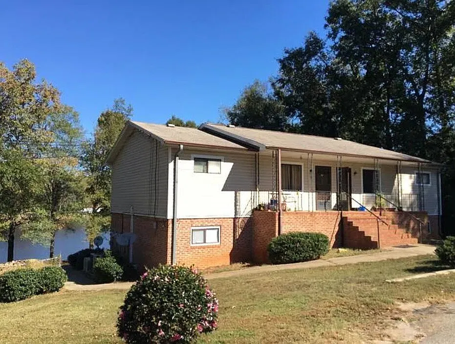 2 bed, 1.5 bath, $935