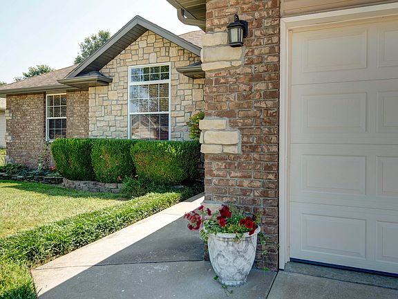 2nd image of 702 Sidney Lane