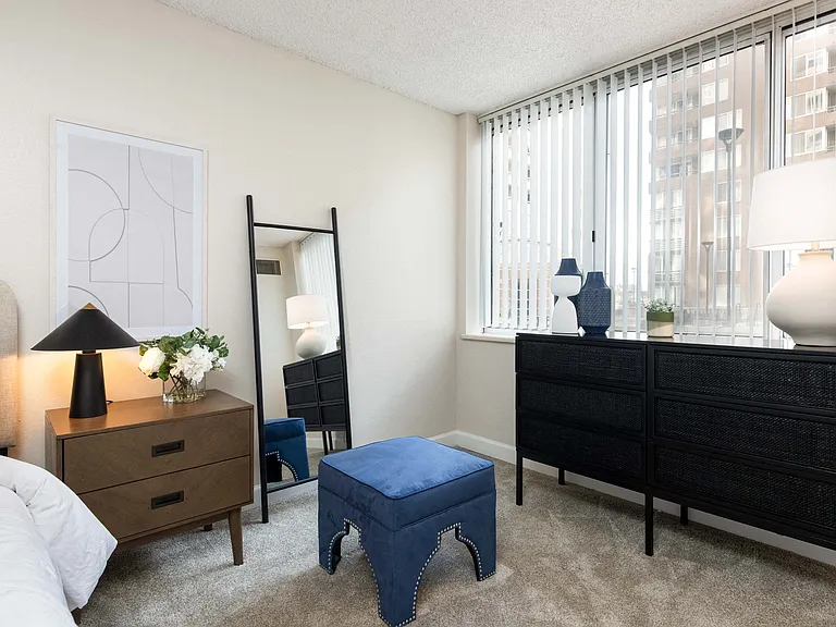 300 East 17th Apartments — Photo 11