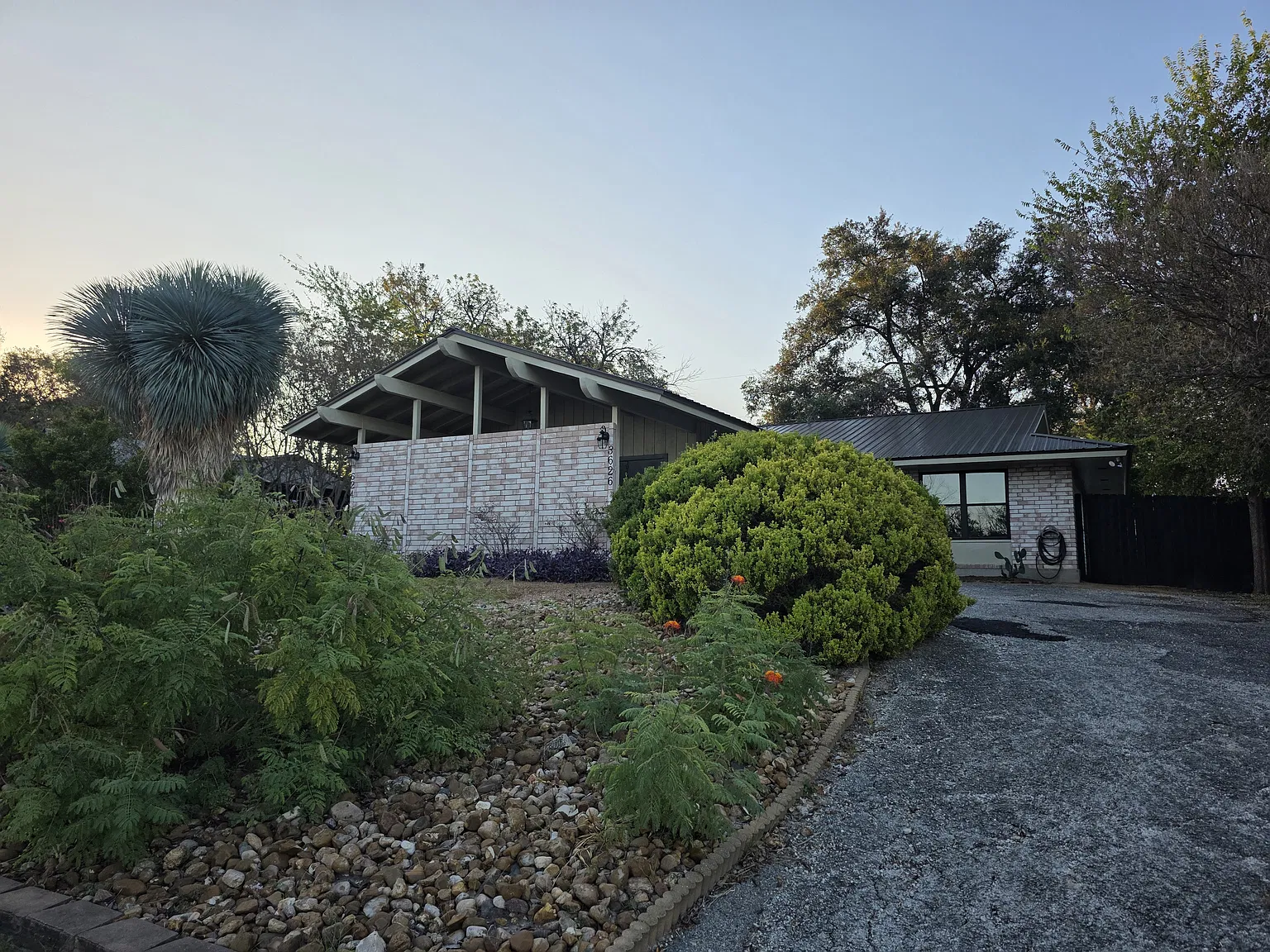 2 bed, 966 sqft, $1,375 — Photo 1