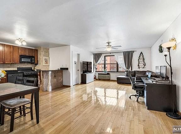 3rd image of 2348 Linwood Ave APT 4I