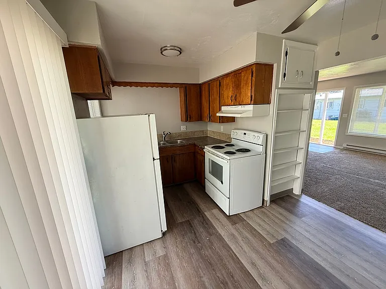 1031 & 1037 Ring St NE — Photo 8
