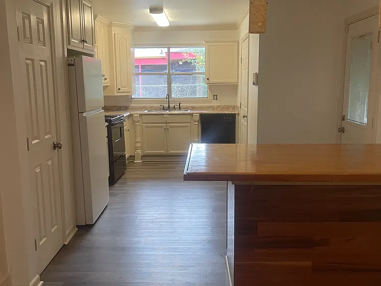 2730 Elgin St — Photo 2