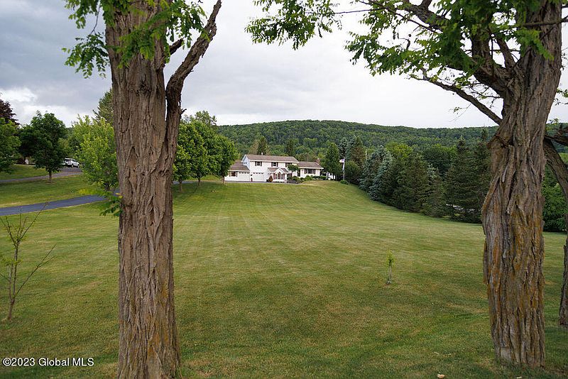 3rd image of 724 Lawyersville Road