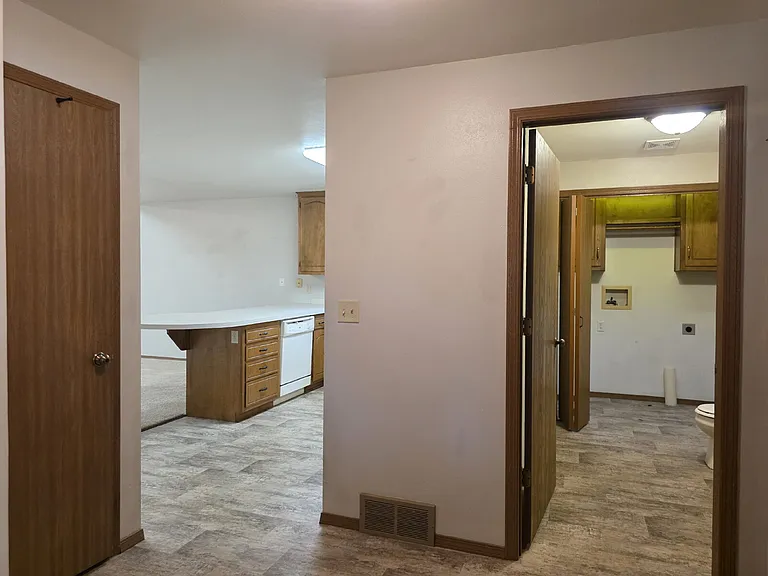 1600 E Tracia Ln — Photo 5