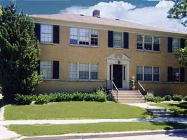 W67N690 Evergreen Blvd APT 4, Cedarburg, WI 53012