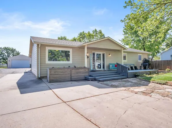 516 Meadowbrook Ct, Newton, KS 67114