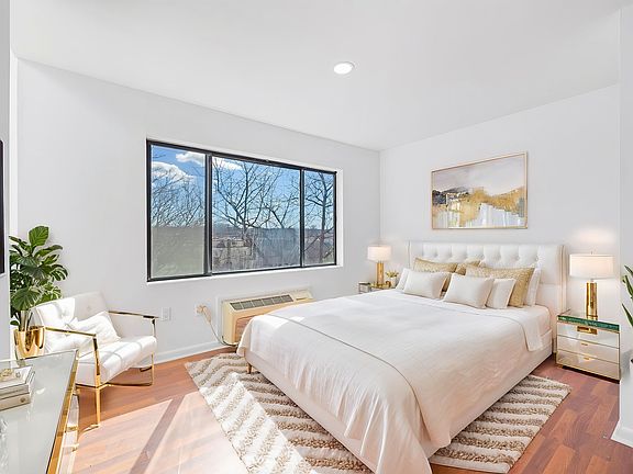 3rd image of 850 Main St #303