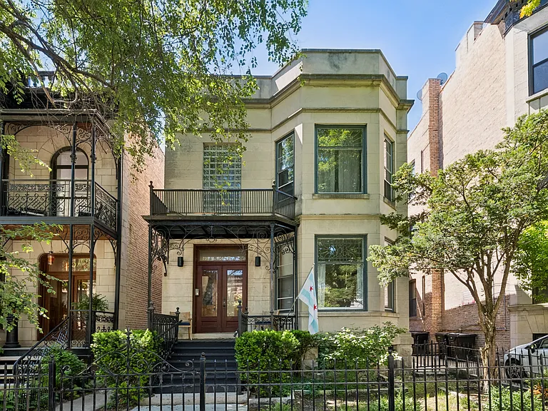 Nestled in East Lakeview, a block walk to coffee shops, restaurants, and bars. Walking distance to the fantastic playground, Nettelhorst School, and the beautiful lakefront trail at Belmont Harbor.