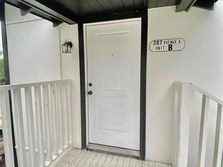 207 S Avenue A #B — Photo 2