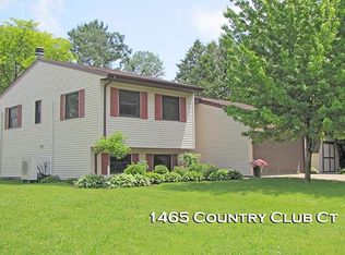 1465 Country Club Ct, Platteville, WI 53818