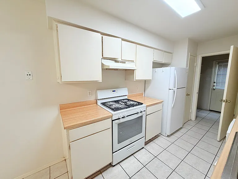 405 Parkhill Cv — Photo 10