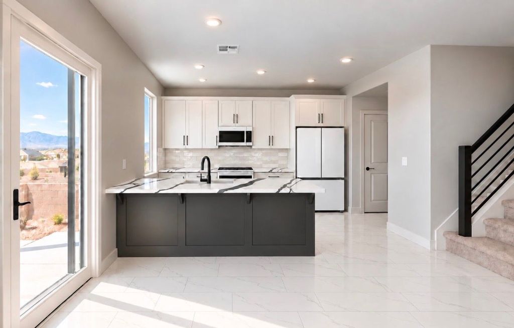 569 W Academy Ave - Property Image