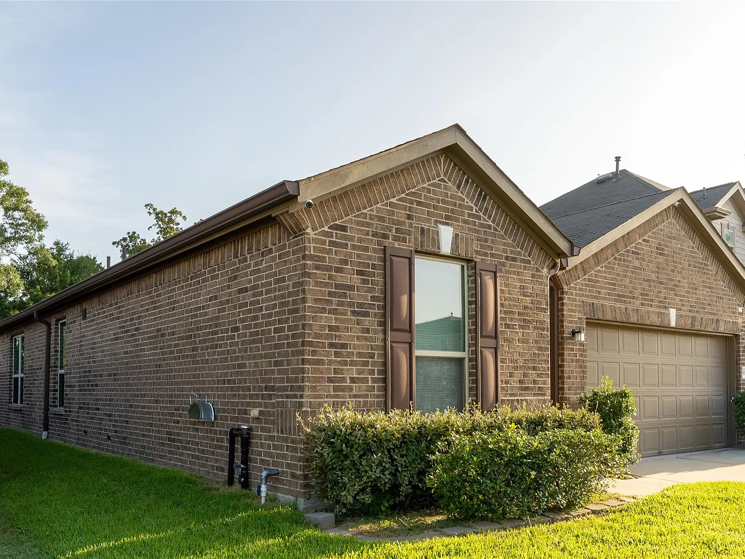 3 bed, 2.0 bath, 1966 sqft, $2,200 — Photo 2
