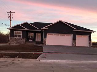 1697 Settlers Dr, Marion, IA 52302