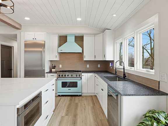 5th image of 120 Bayshore Dr