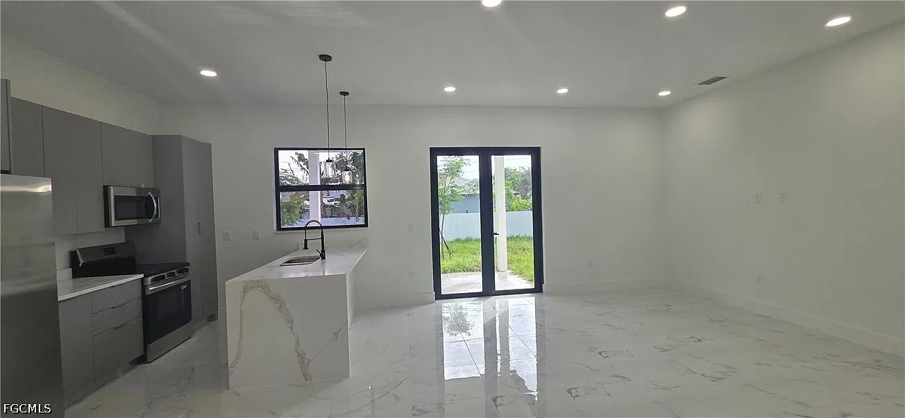 4 bed, 3.0 bath, 1582 sqft, $2,000 — Photo 4