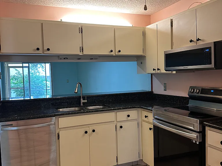 300 Plymouth St — Photo 10