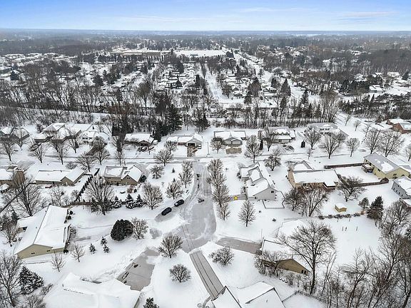 4th image of 2700 Maple Hills Dr