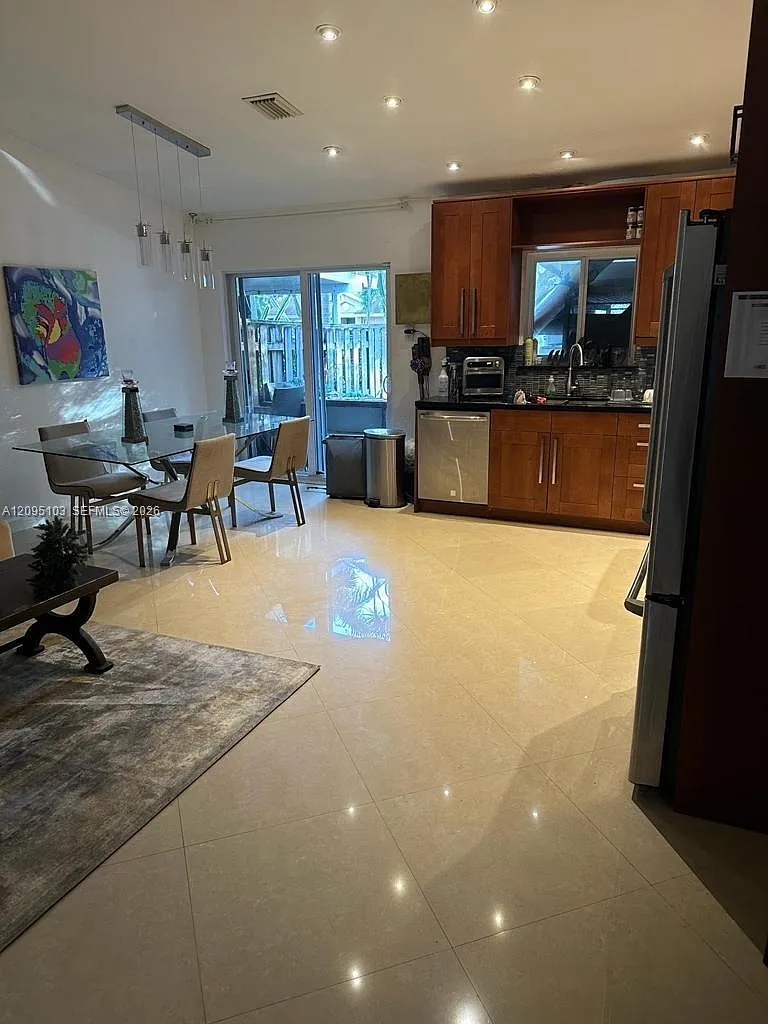 3 bed, 2.0 bath, 1140 sqft, $3,500 — Photo 2