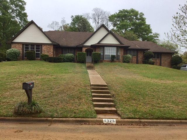 1st image of 1325 Victoria Dr