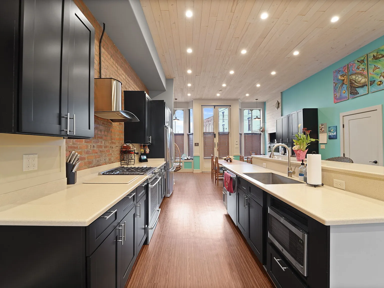 2 bed, 4400 sqft, $4,000 — Photo 3