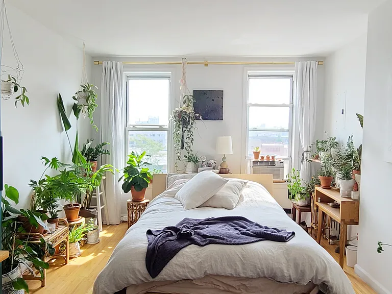 949 Grand St #2R — Photo 3
