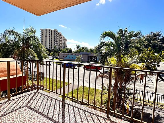 4th image of 1465 NE 123rd St APT 212