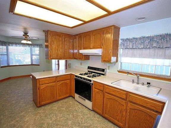 2nd image of 13939 Silverlake Pl