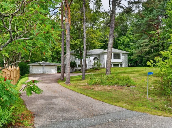 9 Silver St, Huntsville, ON P1H 1M1