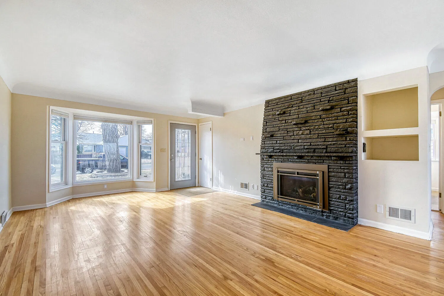 4 bed, 2428 sqft, $3,500 — Photo 3