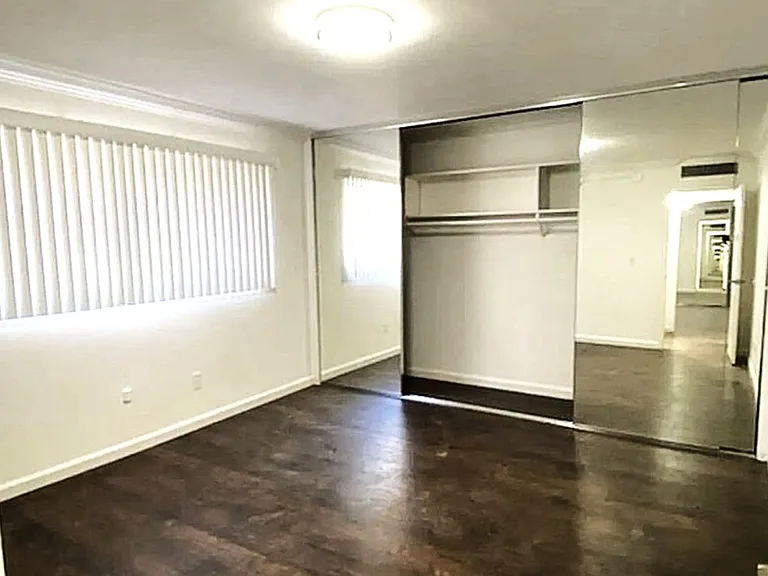 1224 S Barrington Ave — Photo 5