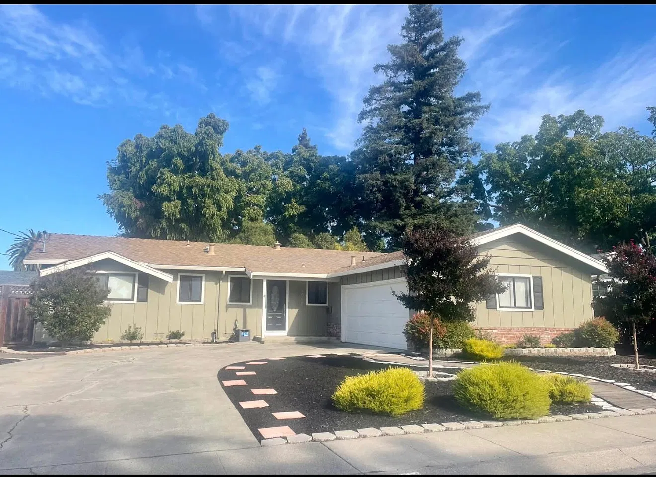 3 bed, 1400 sqft, $3,850 — Photo 1