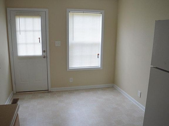 2nd image of 920 Kingsbury Dr APT B