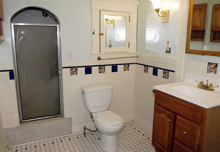 2713 S La Salle Ave — Photo 8
