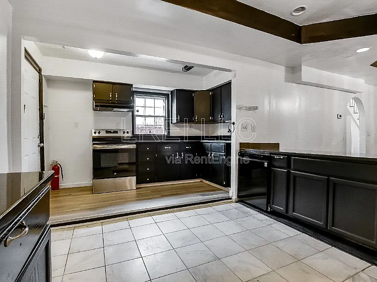 1774 Bolling Ave — Photo 7