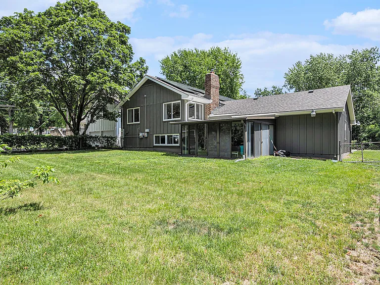 6704 Lakeshore Dr — Photo 3