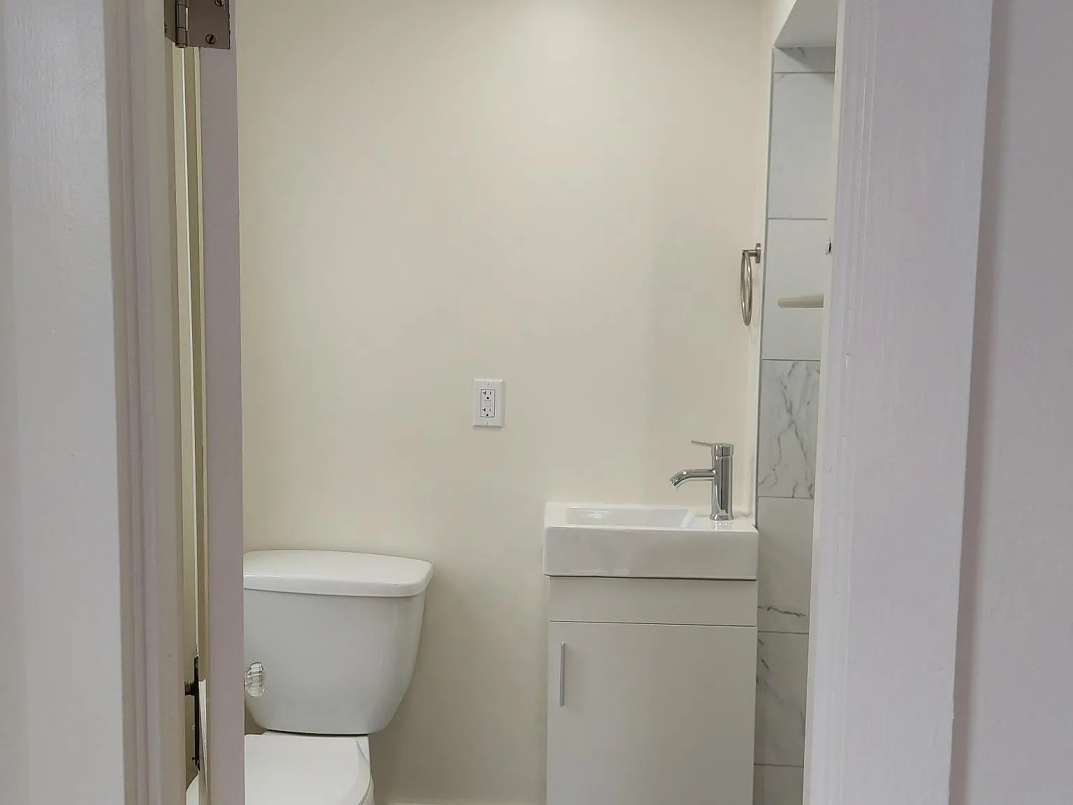 3 bed, 1000 sqft, $1,900 — Photo 2